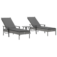 Sonnenliegen 2 Stk. mit Tisch und Auflagen Grau Poly Rattan