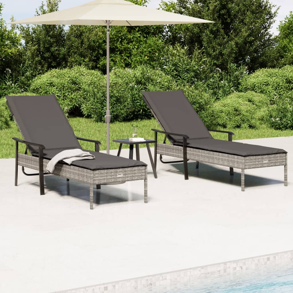 Sonnenliegen 2 Stk. mit Tisch und Auflagen Grau Poly Rattan